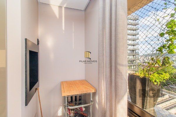 APARTAMENTO COM 03 DORMITÓRIOS, SENDO 03 SUÍTES, NO BAIRRO RIO BRANCO - PORTO ALEGRE/RS.