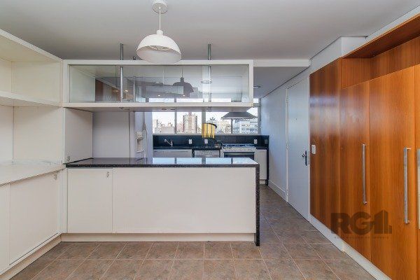 Apartamento com 3 dormitórios, sendo 1 suíte master, 1 vaga de garagem, no bairro Auxiliadora em Porto Alegre/RS.