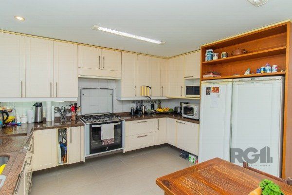 CASA COM 3 DORMITÓRIOS, SENDO 1 SUÍTE MASTER, E 2 SUÍTES AMERICANA, NO BAIRRO TRÊS FIGUEIRAS EM PORTO ALEGRE/RS.