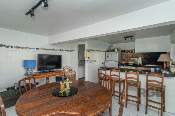 CASA COM 3 DORMITÓRIOS, SENDO 1 SUÍTE MASTER, E 2 SUÍTES AMERICANA, NO BAIRRO TRÊS FIGUEIRAS EM PORTO ALEGRE/RS.