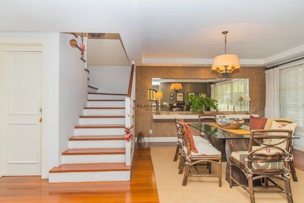 CASA COM 3 DORMITÓRIOS, SENDO 1 SUÍTE MASTER, E 2 SUÍTES AMERICANA, NO BAIRRO TRÊS FIGUEIRAS EM PORTO ALEGRE/RS.