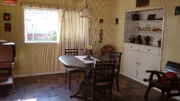 Casa para Venda - 200m², 3 dormitórios, 5 vagas - Atlântida