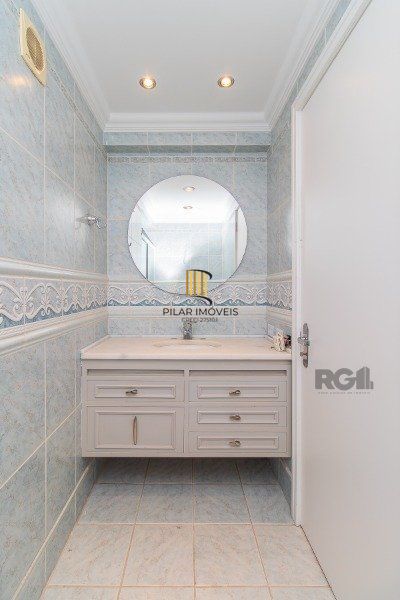 Apartamento com 3 dormitórios, sendo 1 suíte master, 1 vaga de garagem, no bairro Auxiliadora em Porto Alegre/RS.