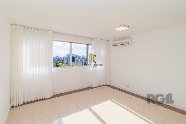 Apartamento com 3 dormitórios, sendo 1 suíte master, 1 vaga de garagem, no bairro Auxiliadora em Porto Alegre/RS.