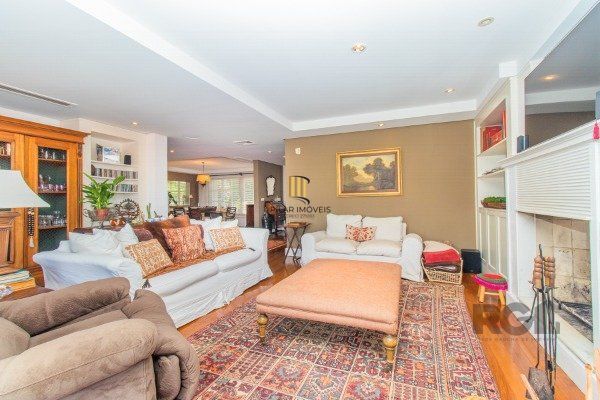 CASA COM 3 DORMITÓRIOS, SENDO 1 SUÍTE MASTER, E 2 SUÍTES AMERICANA, NO BAIRRO TRÊS FIGUEIRAS EM PORTO ALEGRE/RS.