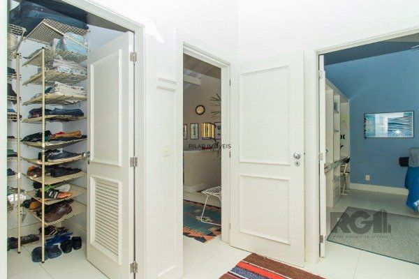 CASA COM 3 DORMITÓRIOS, SENDO 1 SUÍTE MASTER, E 2 SUÍTES AMERICANA, NO BAIRRO TRÊS FIGUEIRAS EM PORTO ALEGRE/RS.