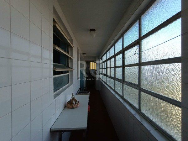 APARTAMENTO COM 3 DORMITÓRIOS E 2 VAGAS DE GARAGEM NO BAIRRO INDEPENDÊNCIA - PORTO ALEGRE/RS.