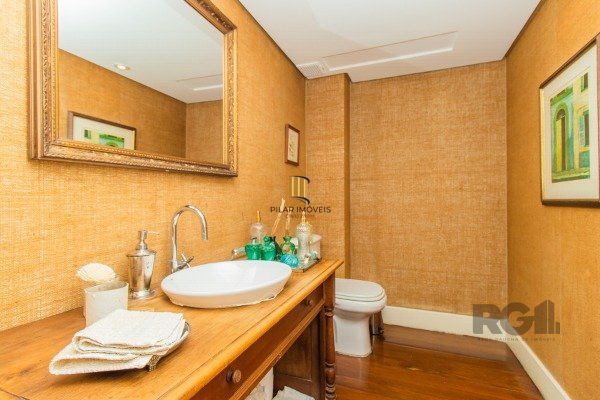 CASA COM 3 DORMITÓRIOS, SENDO 1 SUÍTE MASTER, E 2 SUÍTES AMERICANA, NO BAIRRO TRÊS FIGUEIRAS EM PORTO ALEGRE/RS.