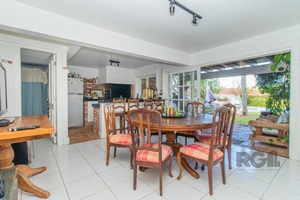 CASA COM 3 DORMITÓRIOS, SENDO 1 SUÍTE MASTER, E 2 SUÍTES AMERICANA, NO BAIRRO TRÊS FIGUEIRAS EM PORTO ALEGRE/RS.