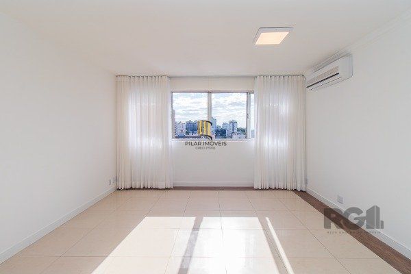 Apartamento com 3 dormitórios, sendo 1 suíte master, 1 vaga de garagem, no bairro Auxiliadora em Porto Alegre/RS.