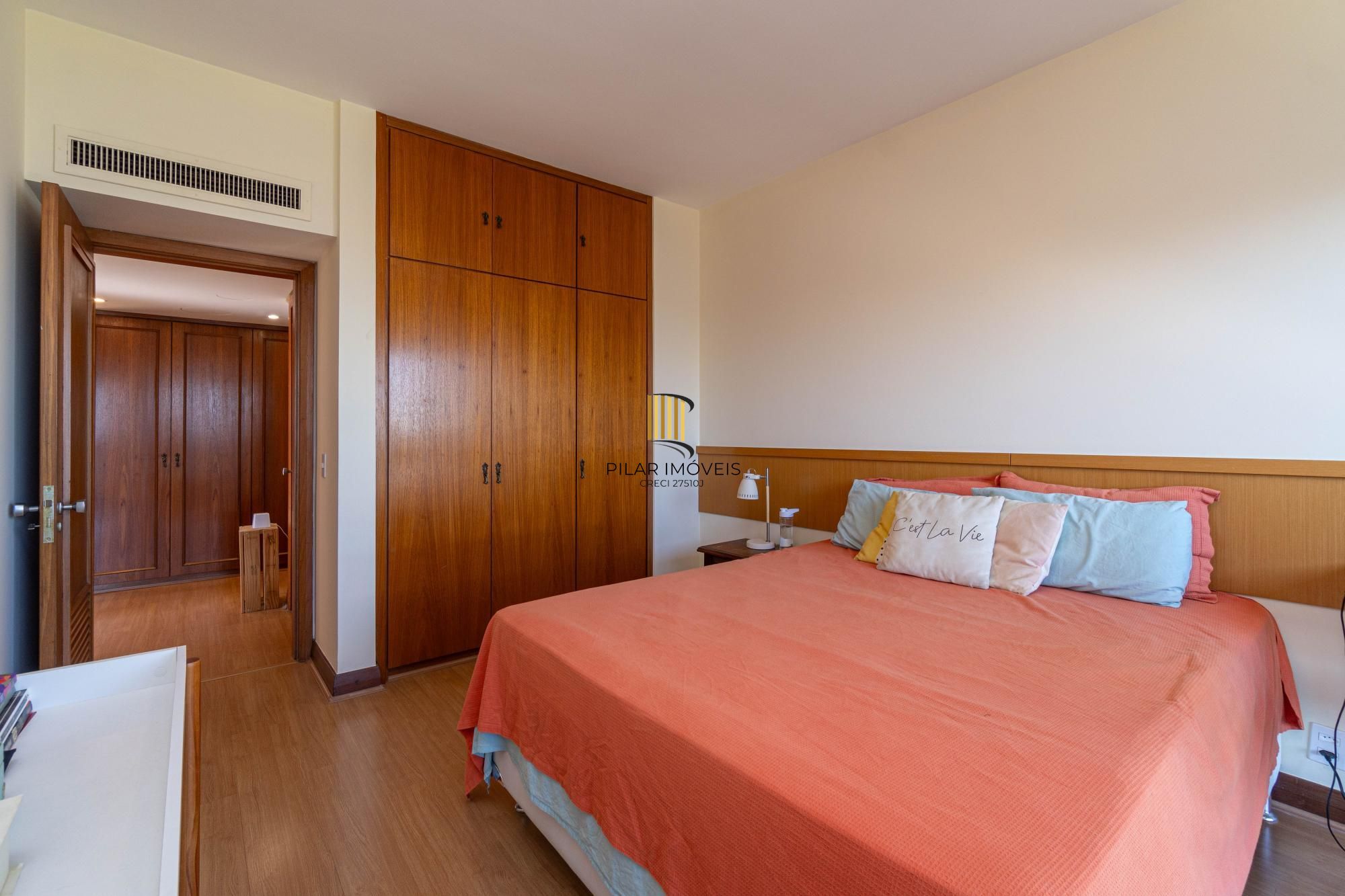 APARTAMENTO DE 3 DORMITÓRIOS, SENDO 1 SUÍTE, NO BAIRRO MONT'SERRAT EM PORTO ALEGRE/RS