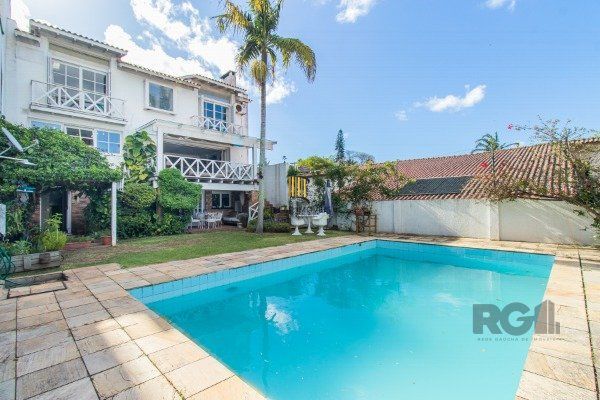 CASA COM 3 DORMITÓRIOS, SENDO 1 SUÍTE MASTER, E 2 SUÍTES AMERICANA, NO BAIRRO TRÊS FIGUEIRAS EM PORTO ALEGRE/RS.