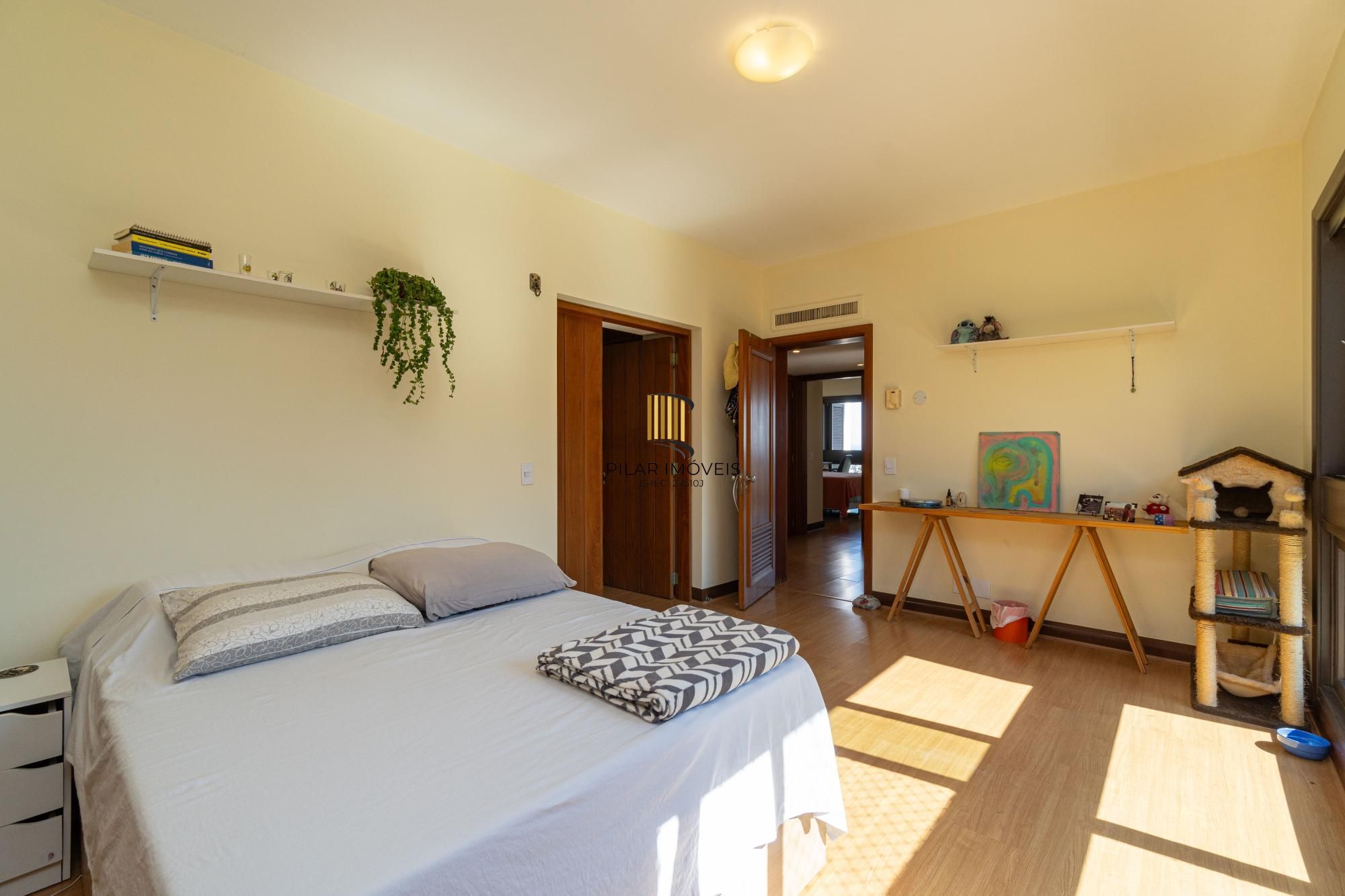 APARTAMENTO DE 3 DORMITÓRIOS, SENDO 1 SUÍTE, NO BAIRRO MONT'SERRAT EM PORTO ALEGRE/RS