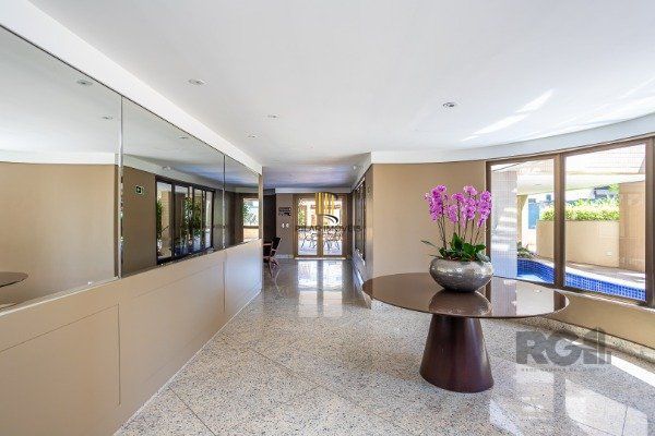 Apartamento de 3 dormitórios (sendo 3 suítes)bem localizado, no bairro Auxiliadora em Porto Alegre-RS.