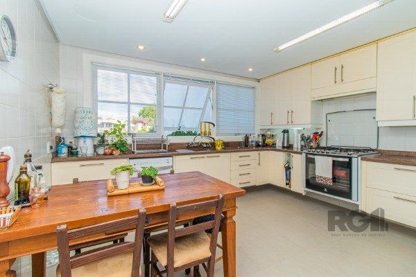 CASA COM 3 DORMITÓRIOS, SENDO 1 SUÍTE MASTER, E 2 SUÍTES AMERICANA, NO BAIRRO TRÊS FIGUEIRAS EM PORTO ALEGRE/RS.