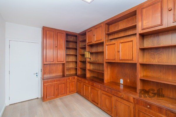 Apartamento com 3 dormitórios, sendo 1 suíte master, 1 vaga de garagem, no bairro Auxiliadora em Porto Alegre/RS.