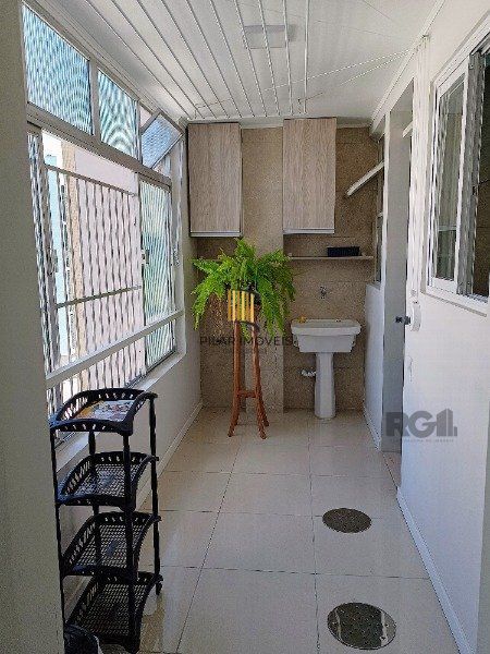 APARTAMENTO DE 3 DORMITÓRIOS, SENDO 1 SUÍTE NO BAIRRO MENINO DEUS EM PORTO ALEGRE/RS