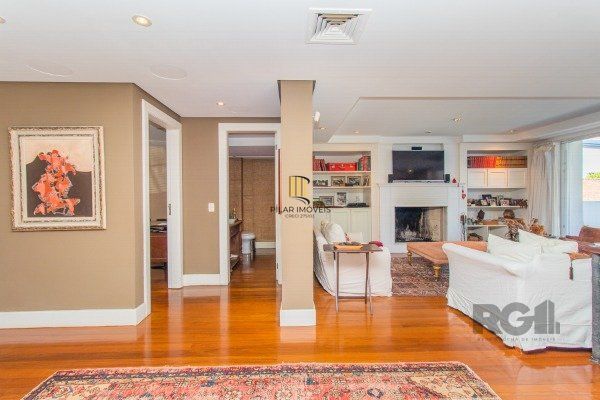 CASA COM 3 DORMITÓRIOS, SENDO 1 SUÍTE MASTER, E 2 SUÍTES AMERICANA, NO BAIRRO TRÊS FIGUEIRAS EM PORTO ALEGRE/RS.