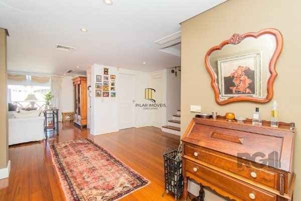 CASA COM 3 DORMITÓRIOS, SENDO 1 SUÍTE MASTER, E 2 SUÍTES AMERICANA, NO BAIRRO TRÊS FIGUEIRAS EM PORTO ALEGRE/RS.