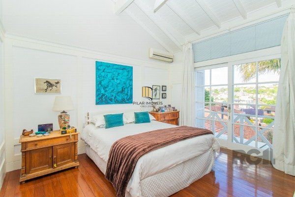 CASA COM 3 DORMITÓRIOS, SENDO 1 SUÍTE MASTER, E 2 SUÍTES AMERICANA, NO BAIRRO TRÊS FIGUEIRAS EM PORTO ALEGRE/RS.