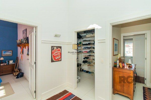 CASA COM 3 DORMITÓRIOS, SENDO 1 SUÍTE MASTER, E 2 SUÍTES AMERICANA, NO BAIRRO TRÊS FIGUEIRAS EM PORTO ALEGRE/RS.