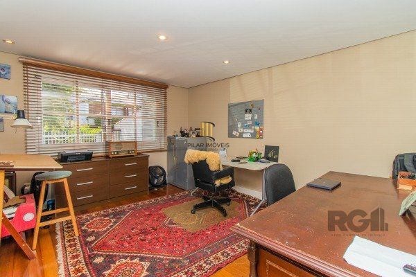CASA COM 3 DORMITÓRIOS, SENDO 1 SUÍTE MASTER, E 2 SUÍTES AMERICANA, NO BAIRRO TRÊS FIGUEIRAS EM PORTO ALEGRE/RS.