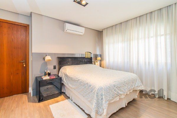APARTAMENTO COM 03 DORMITÓRIOS, SENDO 03 SUÍTES, NO BAIRRO RIO BRANCO - PORTO ALEGRE/RS.