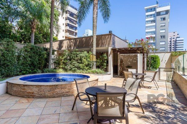 Apartamento de 3 dormitórios (sendo 3 suítes)bem localizado, no bairro Auxiliadora em Porto Alegre-RS.