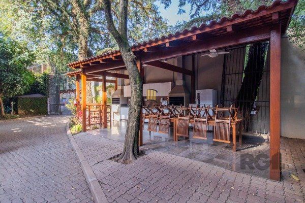 Apartamento com 3 dormitórios, sendo 1 suíte master, 1 vaga de garagem, no bairro Auxiliadora em Porto Alegre/RS.