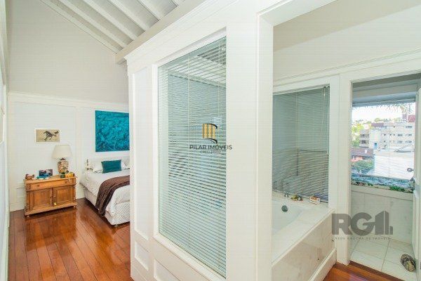 CASA COM 3 DORMITÓRIOS, SENDO 1 SUÍTE MASTER, E 2 SUÍTES AMERICANA, NO BAIRRO TRÊS FIGUEIRAS EM PORTO ALEGRE/RS.
