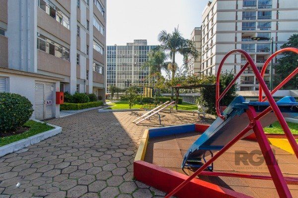 Apartamento com 3 dormitórios, sendo 1 suíte master, 1 vaga de garagem, no bairro Auxiliadora em Porto Alegre/RS.
