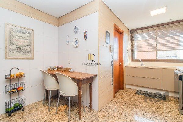 APARTAMENTO COM 03 DORMITÓRIOS, SENDO 03 SUÍTES, NO BAIRRO RIO BRANCO - PORTO ALEGRE/RS.