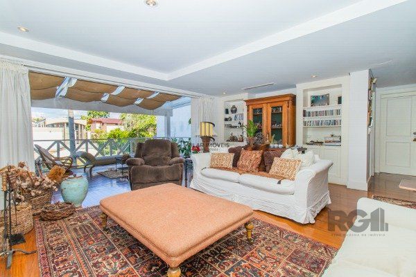 CASA COM 3 DORMITÓRIOS, SENDO 1 SUÍTE MASTER, E 2 SUÍTES AMERICANA, NO BAIRRO TRÊS FIGUEIRAS EM PORTO ALEGRE/RS.
