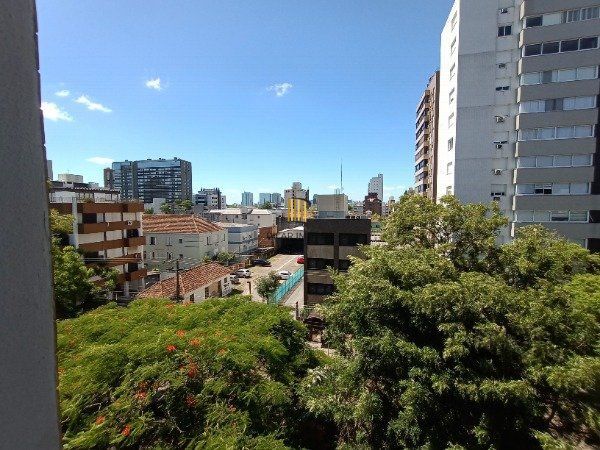 APARTAMENTO DE 3 DORMITÓRIOS, SENDO 1 SUÍTE NO BAIRRO MENINO DEUS EM PORTO ALEGRE/RS