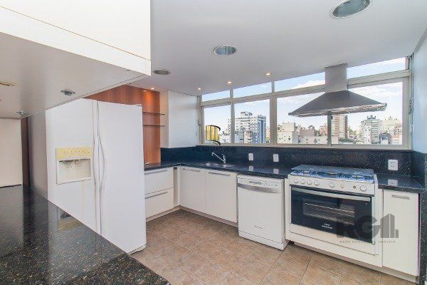 Apartamento com 3 dormitórios, sendo 1 suíte master, 1 vaga de garagem, no bairro Auxiliadora em Porto Alegre/RS.