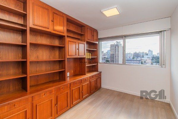 Apartamento com 3 dormitórios, sendo 1 suíte master, 1 vaga de garagem, no bairro Auxiliadora em Porto Alegre/RS.