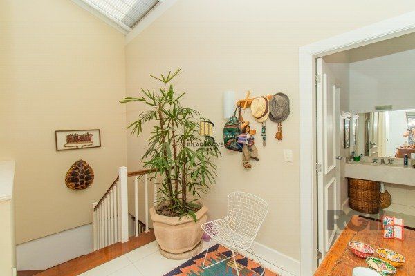 CASA COM 3 DORMITÓRIOS, SENDO 1 SUÍTE MASTER, E 2 SUÍTES AMERICANA, NO BAIRRO TRÊS FIGUEIRAS EM PORTO ALEGRE/RS.