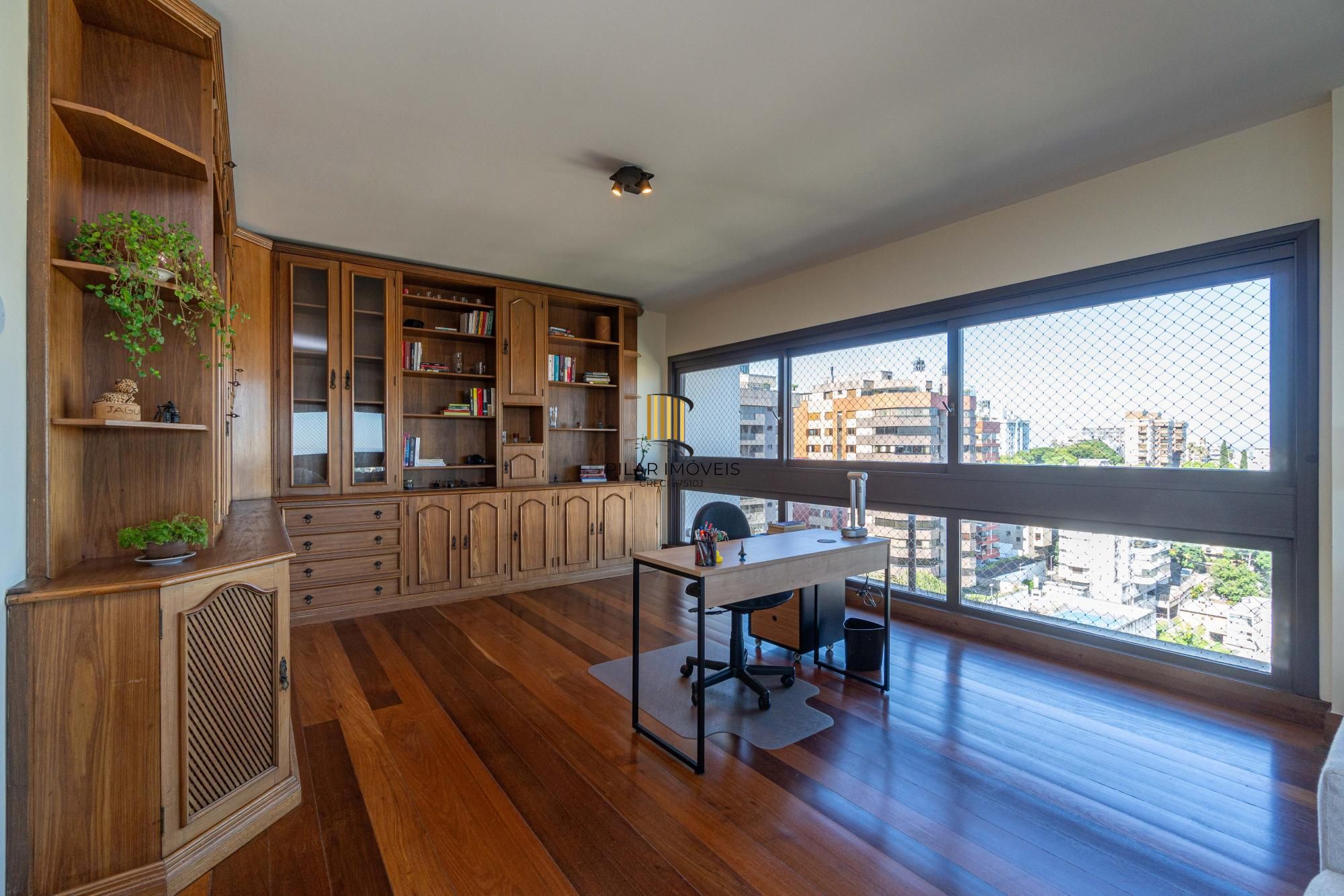 APARTAMENTO DE 3 DORMITÓRIOS, SENDO 1 SUÍTE, NO BAIRRO MONT'SERRAT EM PORTO ALEGRE/RS