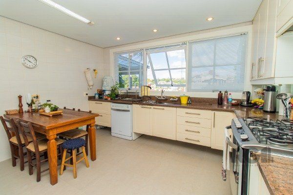 CASA COM 3 DORMITÓRIOS, SENDO 1 SUÍTE MASTER, E 2 SUÍTES AMERICANA, NO BAIRRO TRÊS FIGUEIRAS EM PORTO ALEGRE/RS.
