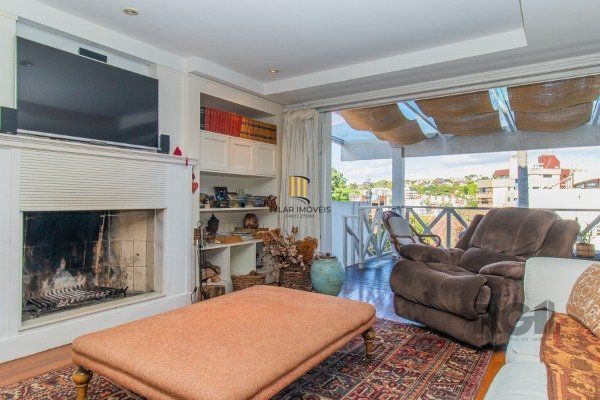 CASA COM 3 DORMITÓRIOS, SENDO 1 SUÍTE MASTER, E 2 SUÍTES AMERICANA, NO BAIRRO TRÊS FIGUEIRAS EM PORTO ALEGRE/RS.