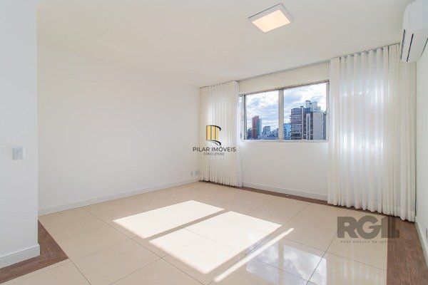 Apartamento com 3 dormitórios, sendo 1 suíte master, 1 vaga de garagem, no bairro Auxiliadora em Porto Alegre/RS.