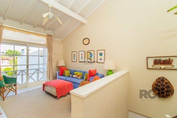 CASA COM 3 DORMITÓRIOS, SENDO 1 SUÍTE MASTER, E 2 SUÍTES AMERICANA, NO BAIRRO TRÊS FIGUEIRAS EM PORTO ALEGRE/RS.