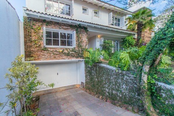 CASA COM 3 DORMITÓRIOS, SENDO 1 SUÍTE MASTER, E 2 SUÍTES AMERICANA, NO BAIRRO TRÊS FIGUEIRAS EM PORTO ALEGRE/RS.