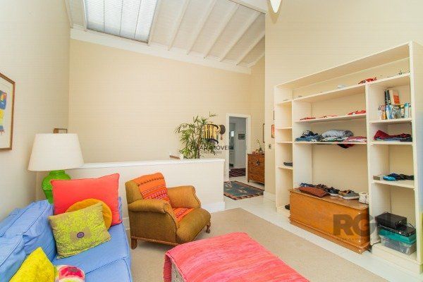 CASA COM 3 DORMITÓRIOS, SENDO 1 SUÍTE MASTER, E 2 SUÍTES AMERICANA, NO BAIRRO TRÊS FIGUEIRAS EM PORTO ALEGRE/RS.