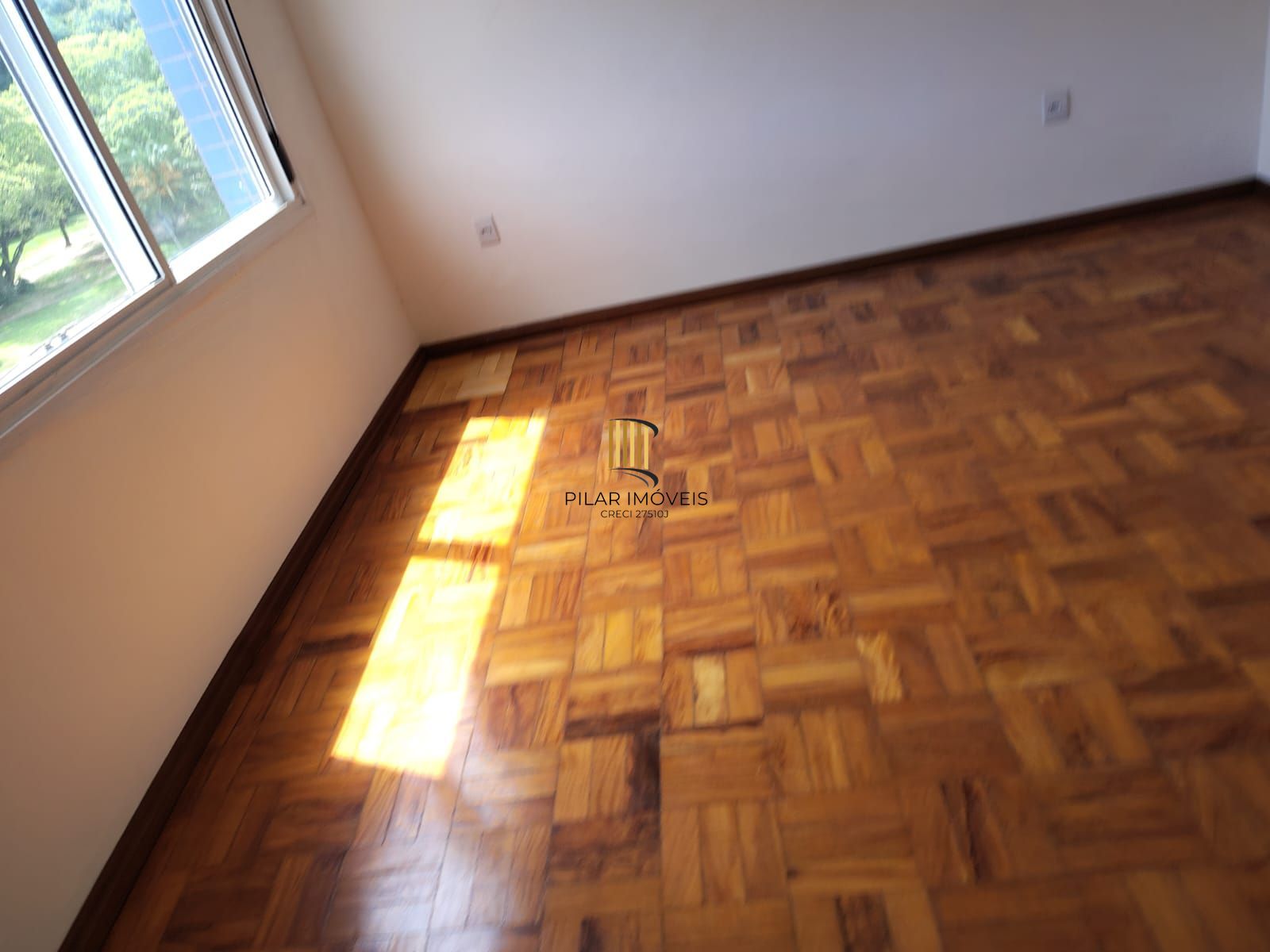 Lindo 2Dormitórios Dependência de Empregada Desocupado Sacada com Churrasqueira Privativa