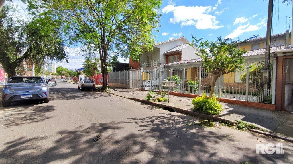 Casa com 160m², 3 dormitórios no bairro Sarandí em Porto Alegre.