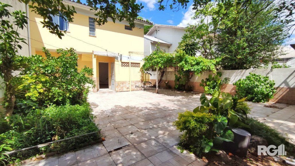 Casa com 160m², 3 dormitórios no bairro Sarandí em Porto Alegre.
