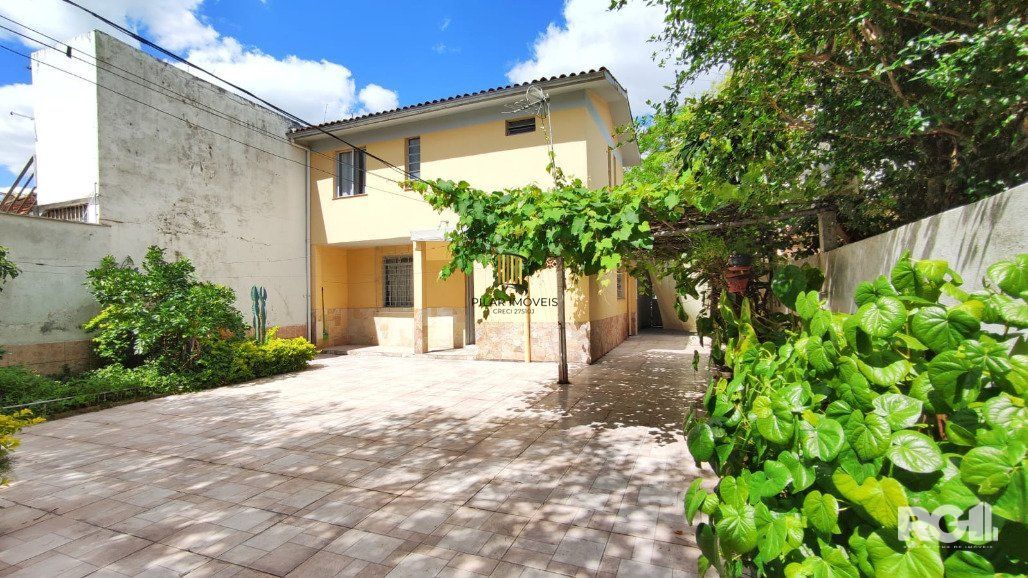 Casa com 160m², 3 dormitórios no bairro Sarandí em Porto Alegre.