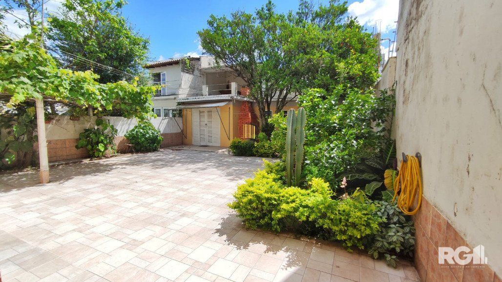 Casa com 160m², 3 dormitórios no bairro Sarandí em Porto Alegre.