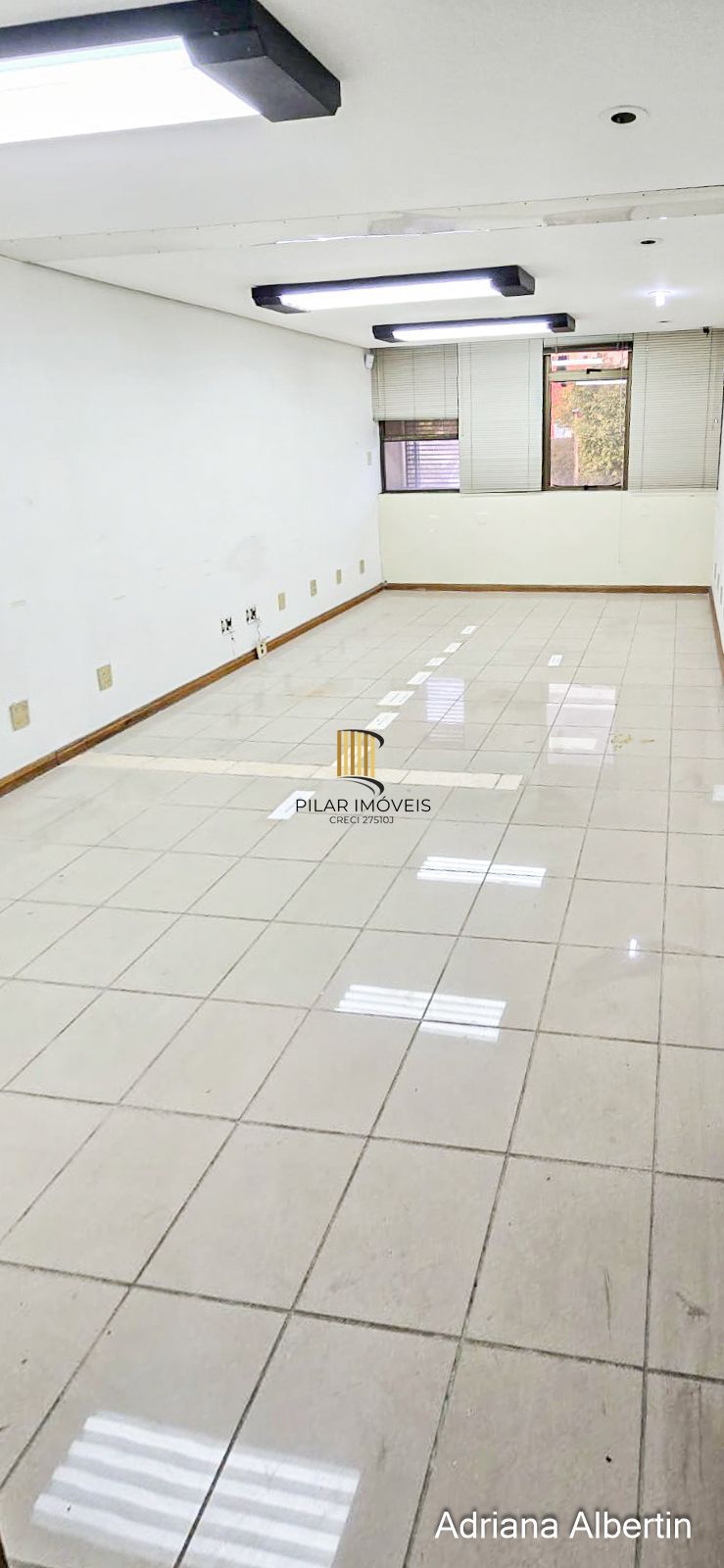 Prédio comercial com 239m²